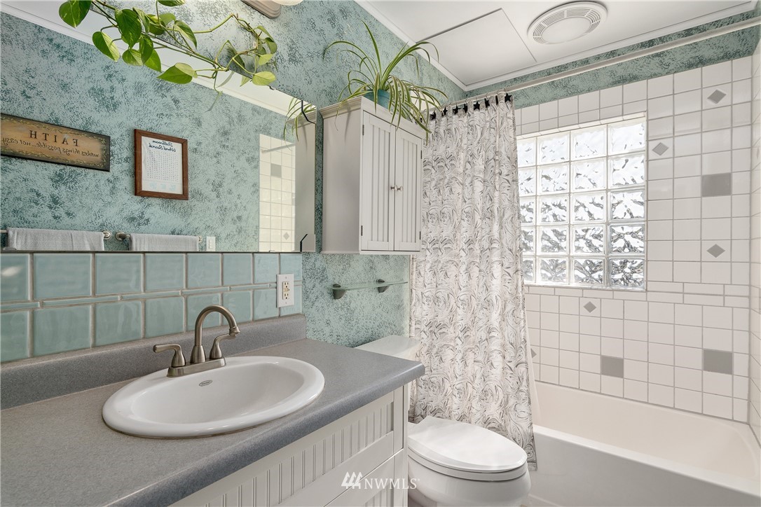 340 Bunker Hill Road Longview, WA 98632 - Photo 12 of 35 a bathroom with a sink a toilet and shower