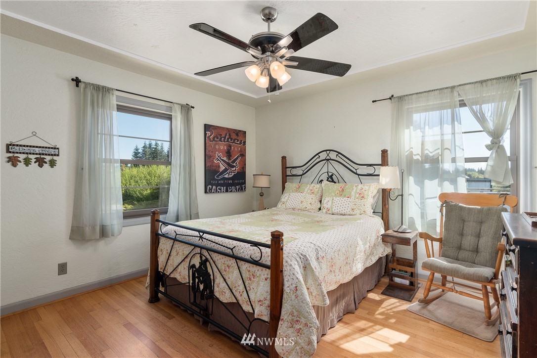 340 Bunker Hill Road Longview, WA 98632 - Photo 13 of 35 a bedroom with a bed and a window