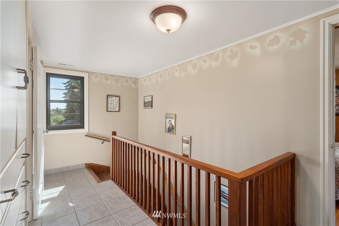 340 Bunker Hill Road Longview, WA 98632 - Photo 15 of 35 a view of a hallway with windows