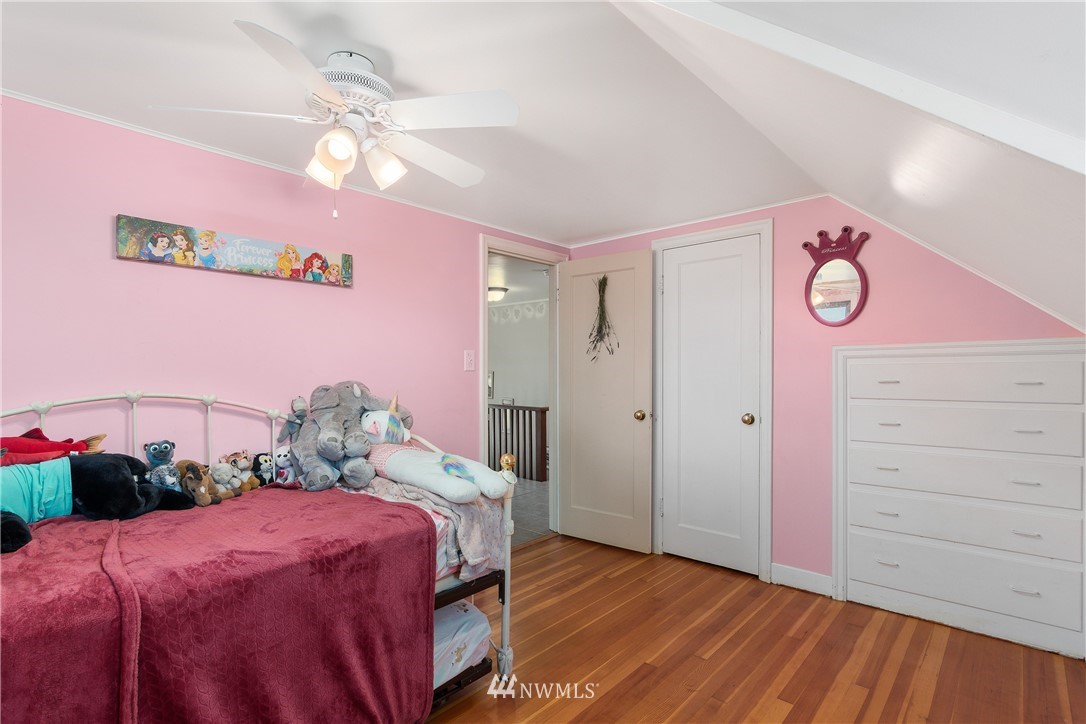 340 Bunker Hill Road Longview, WA 98632 - Photo 19 of 35 a bedroom with a bed and a dresser