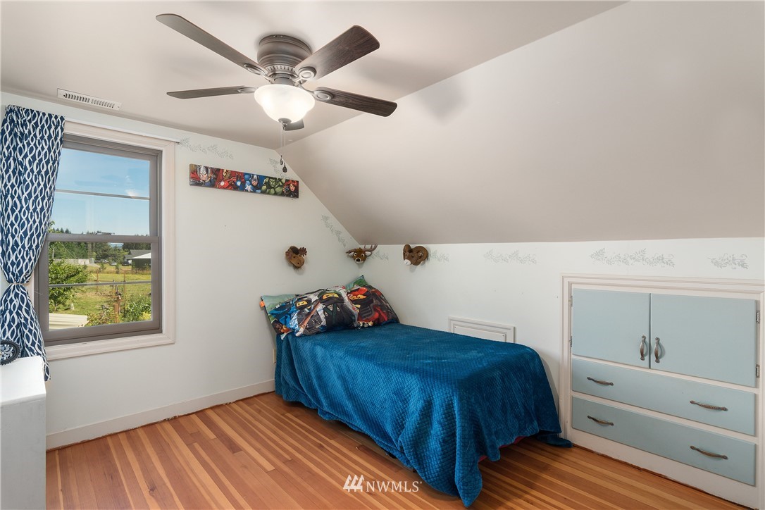 340 Bunker Hill Road Longview, WA 98632 - Photo 20 of 35 a bed room with a bed and a window