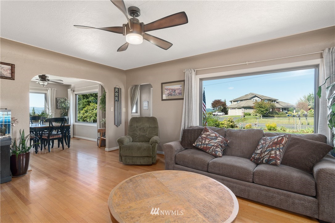 340 Bunker Hill Road Longview, WA 98632 - Photo 3 of 35 a living room with furniture and a large window