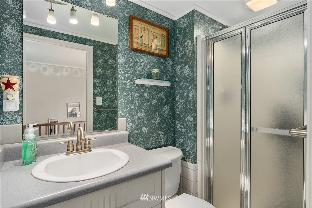 340 Bunker Hill Road Longview, WA 98632 - Photo 22 of 35 a bathroom with a sink a toilet and shower