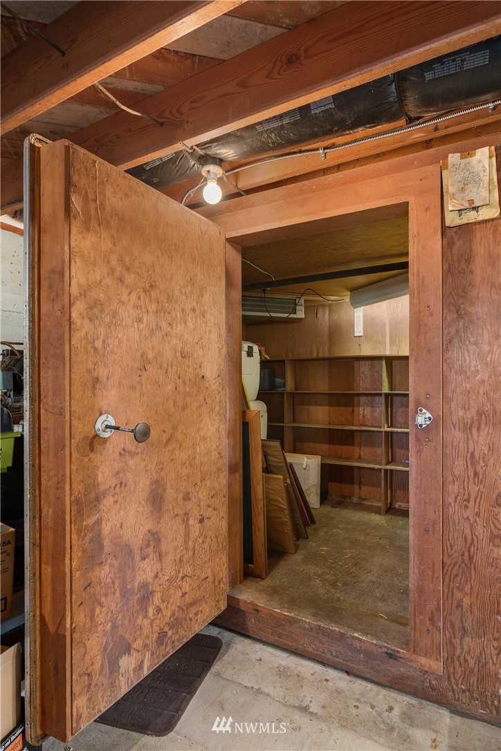 340 Bunker Hill Road Longview, WA 98632 - Photo 23 of 35 a view of walk in closet