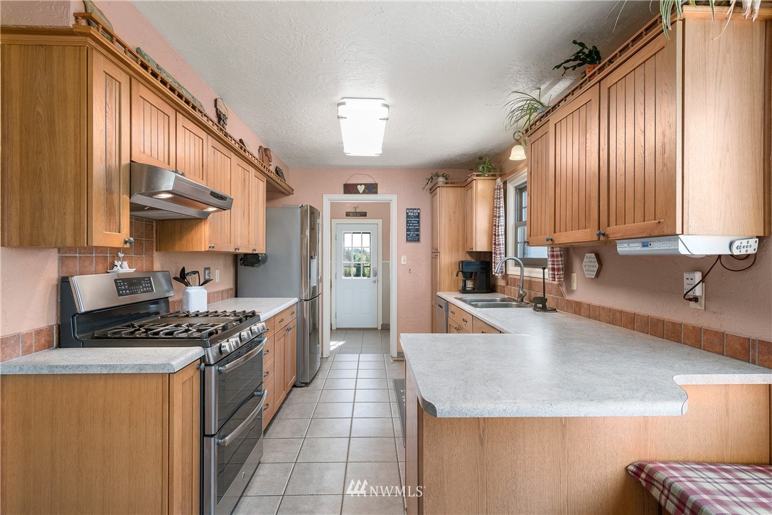 340 Bunker Hill Road Longview, WA 98632 - Photo 6 of 35 a kitchen with stainless steel appliances granite countertop a sink stove and refrigerator