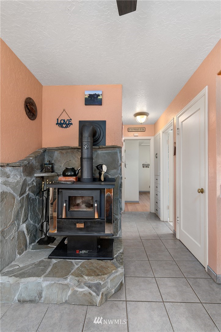 340 Bunker Hill Road Longview, WA 98632 - Photo 7 of 35 a kitchen with a refrigerator and a stove