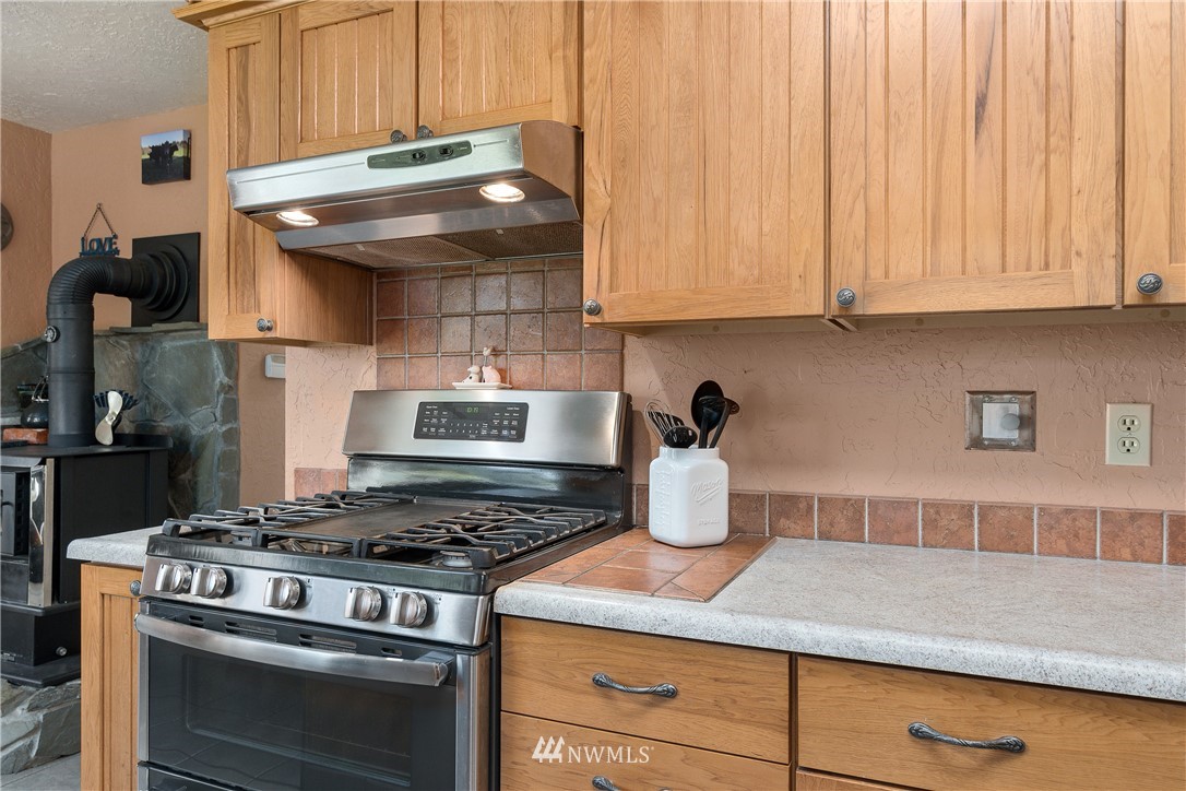 340 Bunker Hill Road Longview, WA 98632 - Photo 8 of 35 a kitchen with granite countertop a stove and a sink