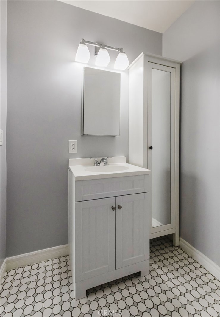 2919 Crest Drive Manhattan Beach, CA 90266 - Photo 14 of 25 Half bathroom