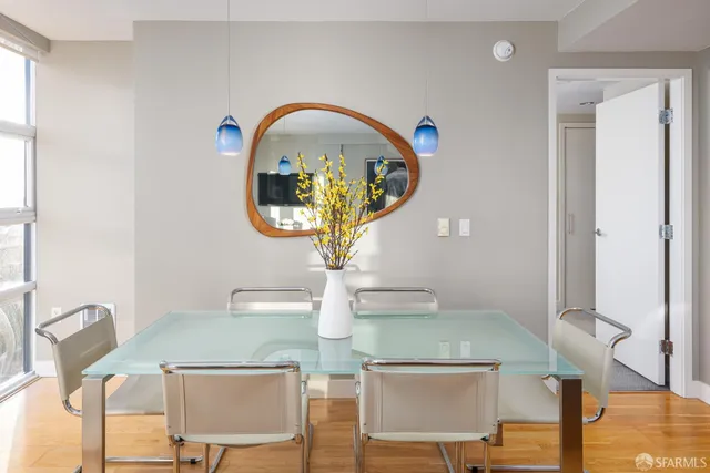 a view of livingroom with furniture