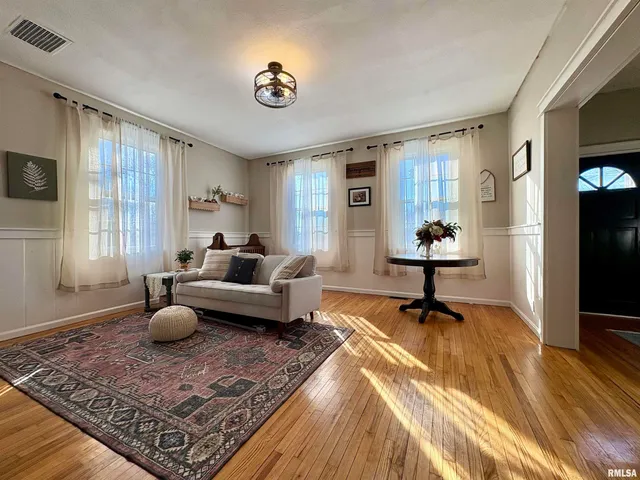 $169,900 | 305 East Frederick Street, Arenzville, IL 62611