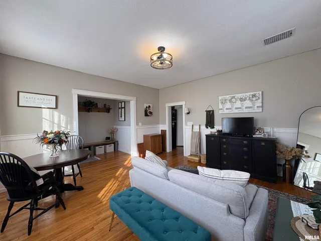 $169,900 | 305 East Frederick Street, Arenzville, IL 62611