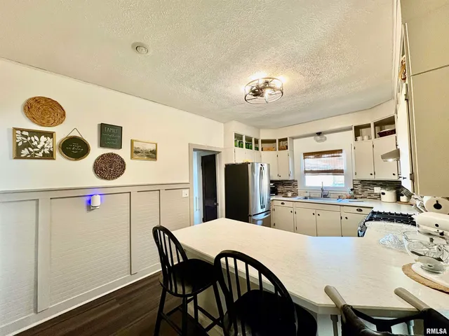 $169,900 | 305 East Frederick Street, Arenzville, IL 62611