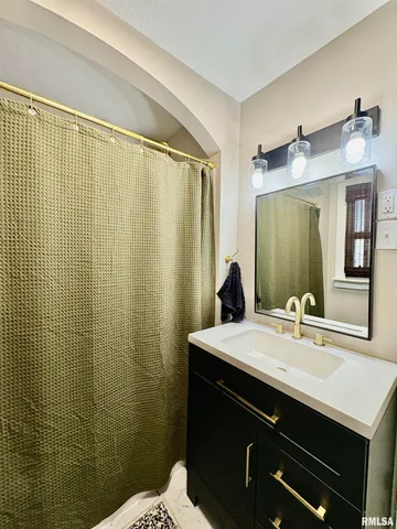 $169,900 | 305 East Frederick Street, Arenzville, IL 62611