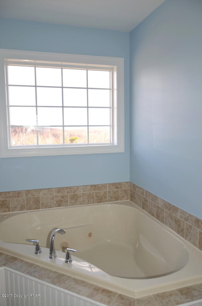 19 Reed Court Albrightsville, PA 18210 - Photo 28 of 37 Master Bath