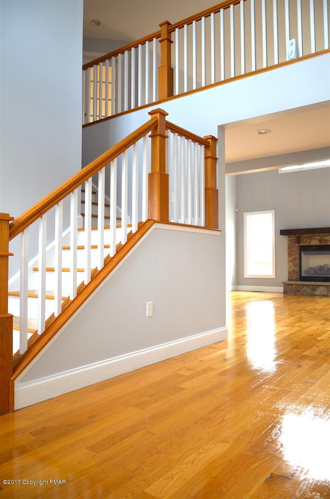 19 Reed Court Albrightsville, PA 18210 - Photo 3 of 37 Foyer