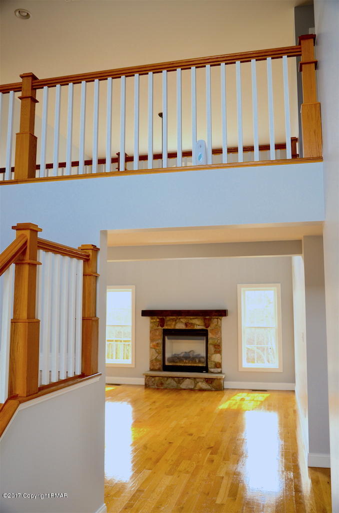 19 Reed Court Albrightsville, PA 18210 - Photo 8 of 37 Foyer 2