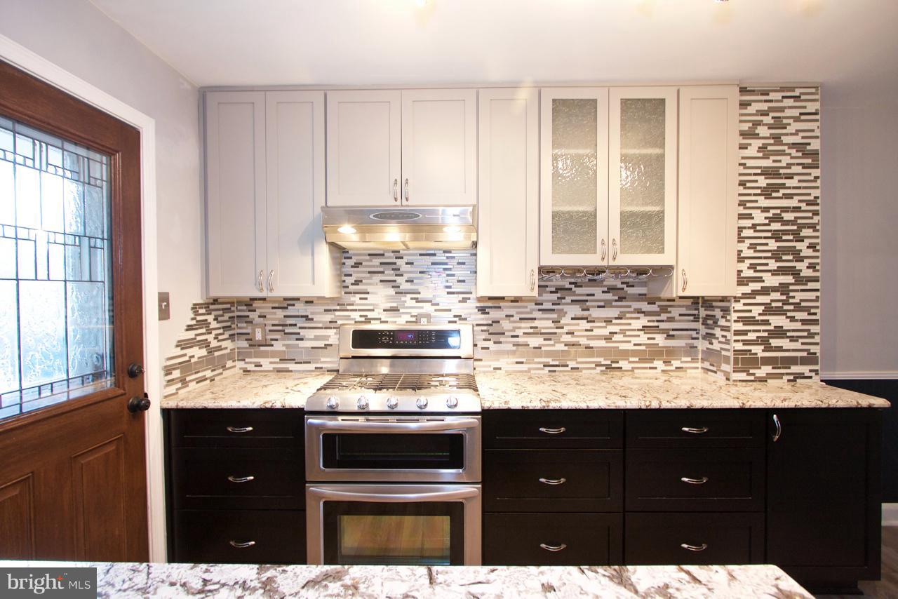 8213 Pleasant Plains Road Baltimore, MD 21286 - Photo 4 of 21 5 Burner gas stove with double oven, wine rack