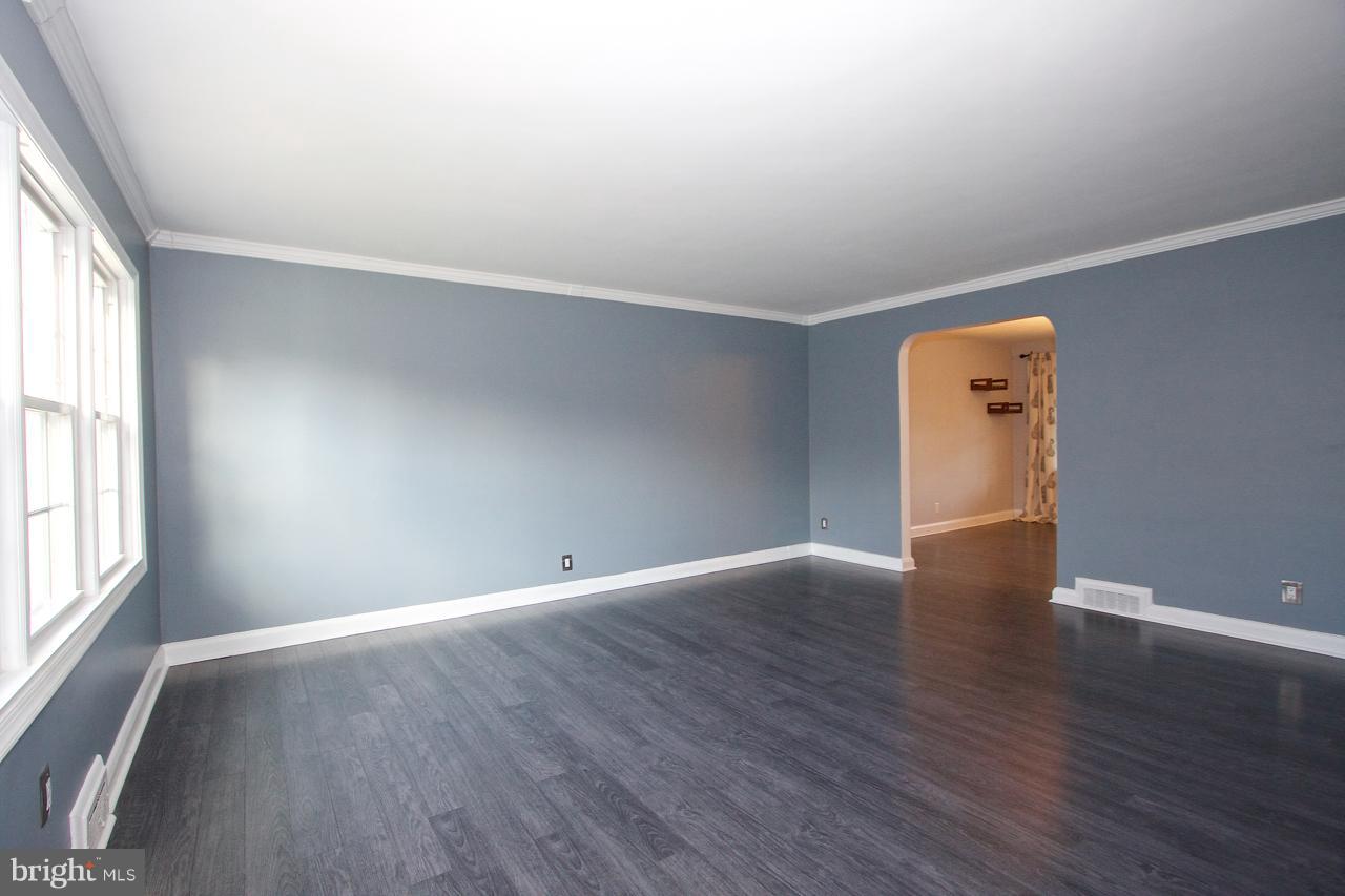 8213 Pleasant Plains Road Baltimore, MD 21286 - Photo 7 of 21 Living Room