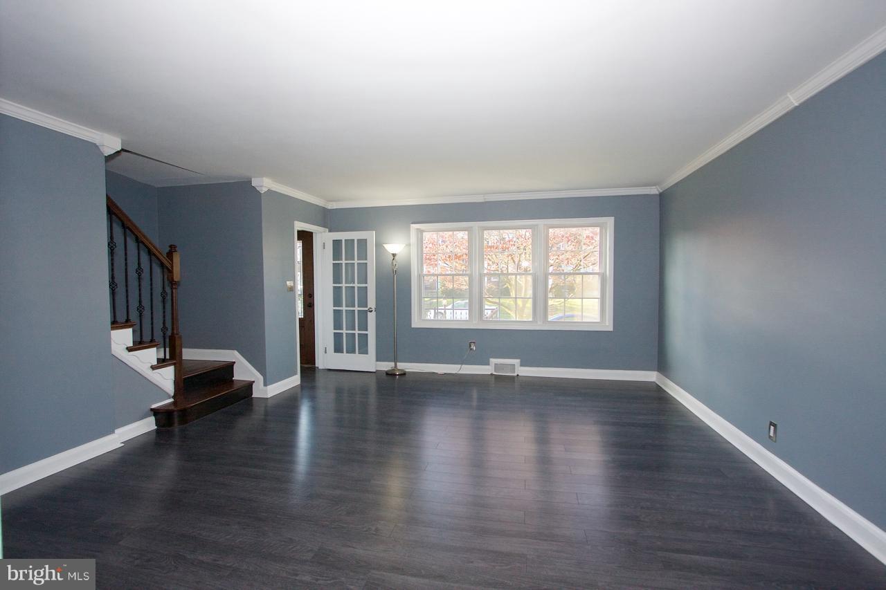 8213 Pleasant Plains Road Baltimore, MD 21286 - Photo 8 of 21 Living Room