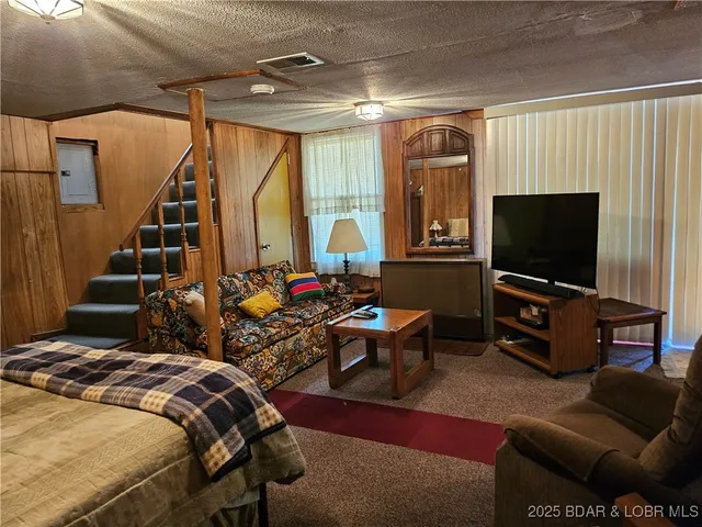 $285,000 | 33 Zebco Court, Edwards, MO 65326