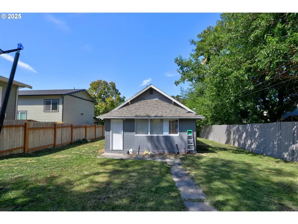 a view of a yard in front of house