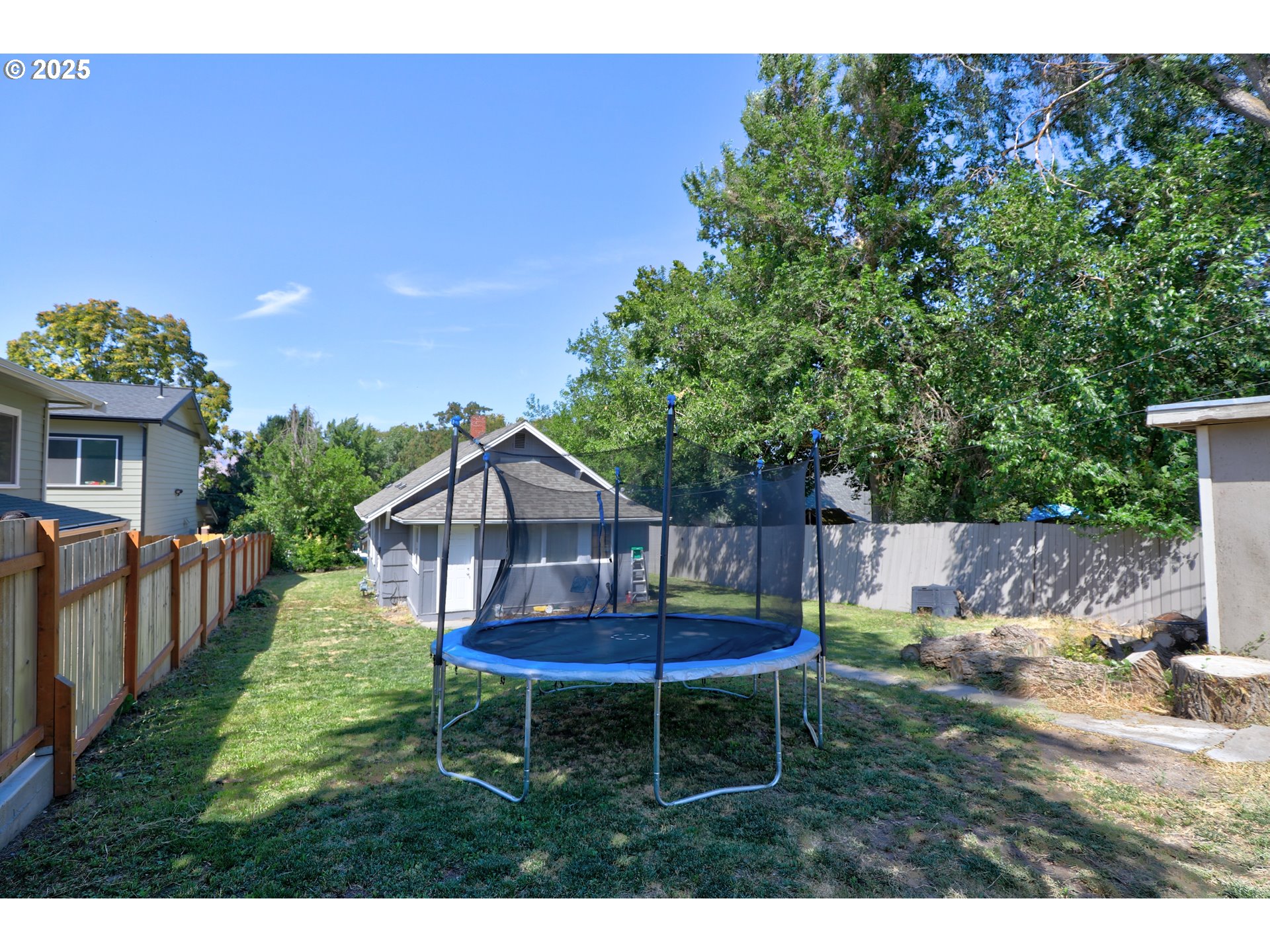 804 East 13th Street The Dalles, OR 97058 - Photo 16 of 20 a backyard of a house with table and chairs