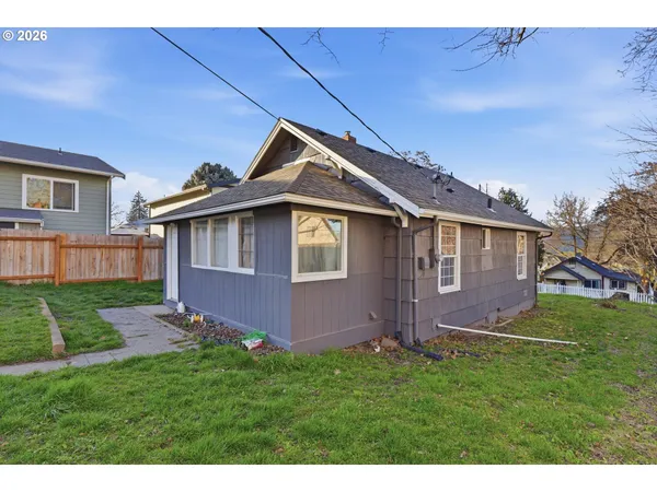 $299,900 | 804 East 13th Street, The Dalles, OR 97058