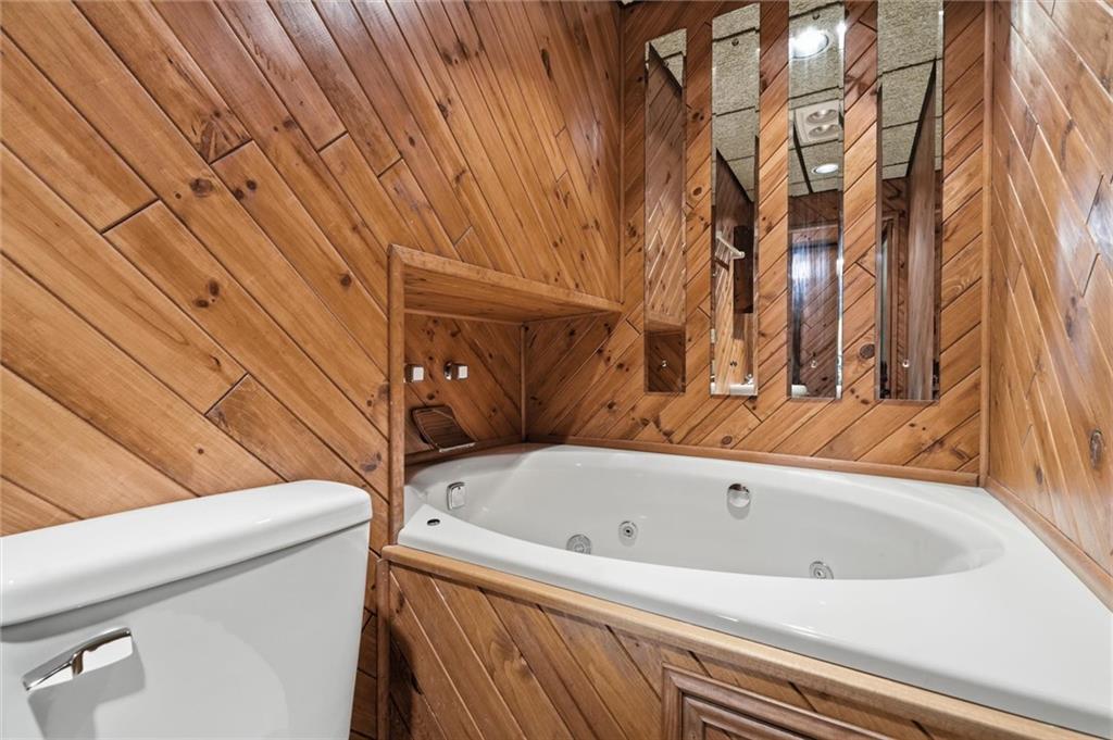 524 Beverly Road Verona, PA 15147 - Photo 30 of 45 Soaking tub (Jets do not work)