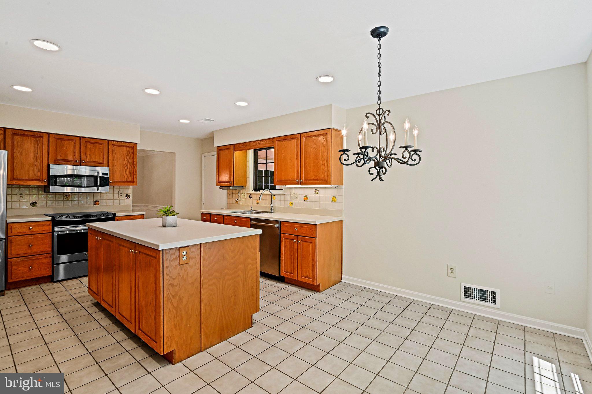 11311 Handlebar Road Reston, VA 20191 - Photo 29 of 78 Large Table Area
