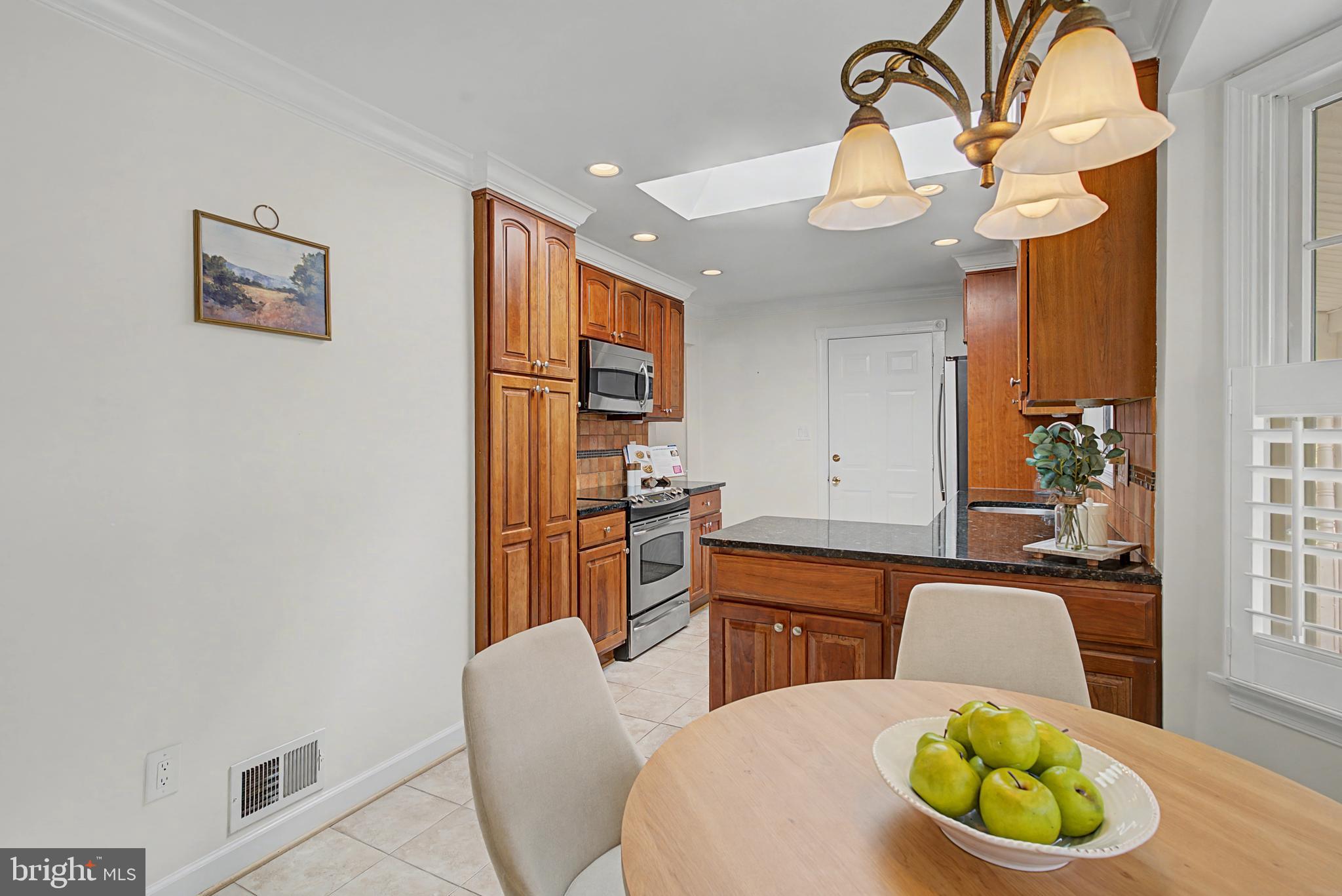 6607 Grey Fox Drive Springfield, VA 22152 - Photo 5 of 38