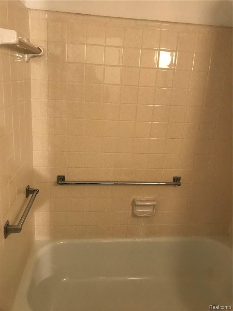 31225 Hoover Road Warren, MI 48093 - Photo 14 of 21 Ceramic tile bath/shower