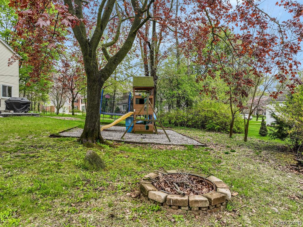 601 Lake Forest Road Rochester Hills, MI 48309 - Photo 33 of 40
