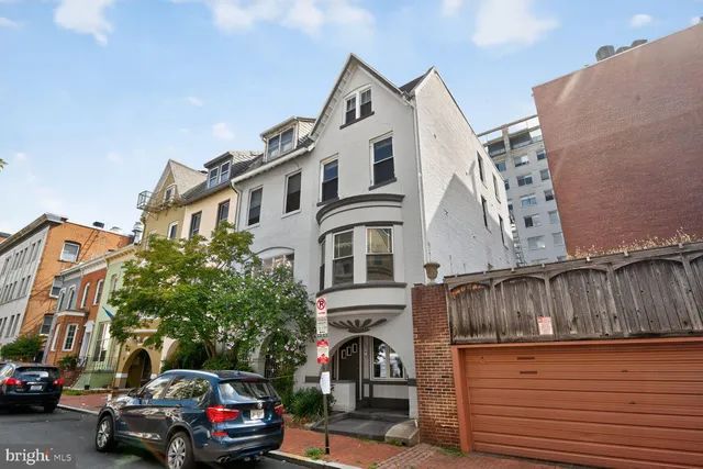 a view of a car park in front of house