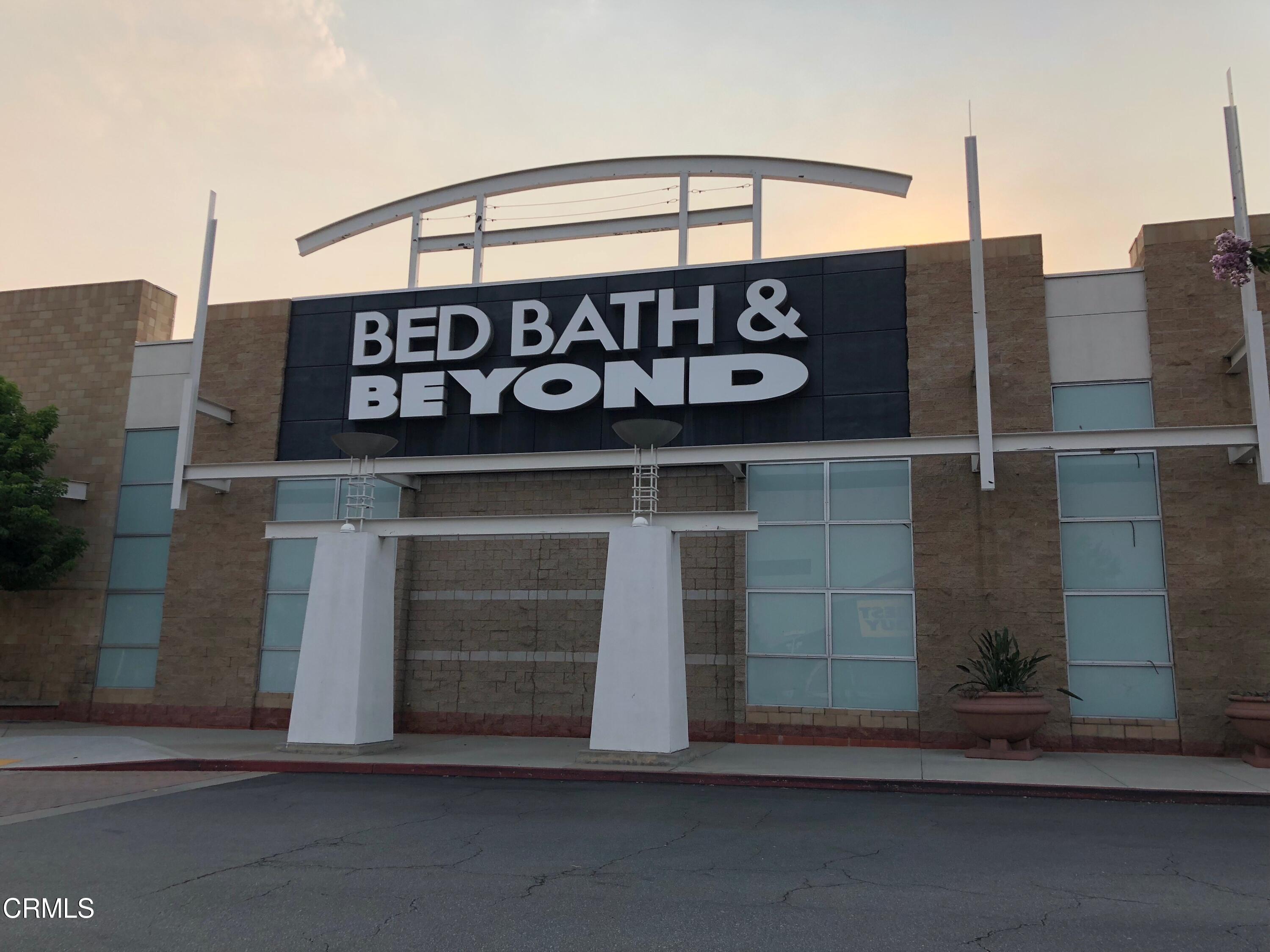 1275 Daveric Drive Pasadena, CA 91107 - Photo 24 of 29 a sign on a pole on a street