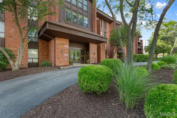 $225,000 | 585 Coeur De Royale Drive, Unit 301, Creve Coeur, MO 63141