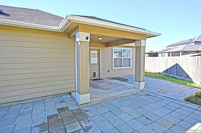 a view of a house with backyard
