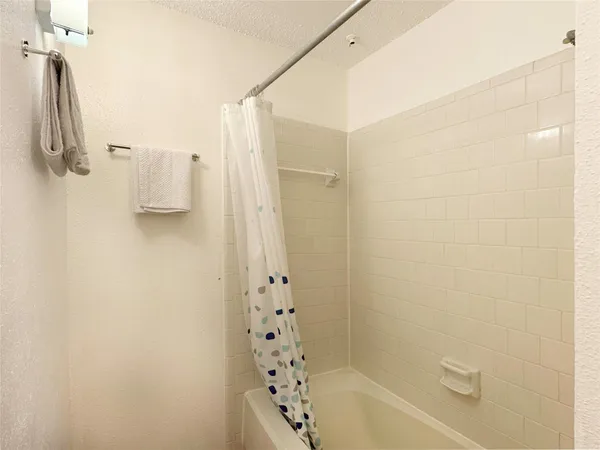 $850 | 10855 Meadowglen Lane, Unit 912, Houston, TX 77042