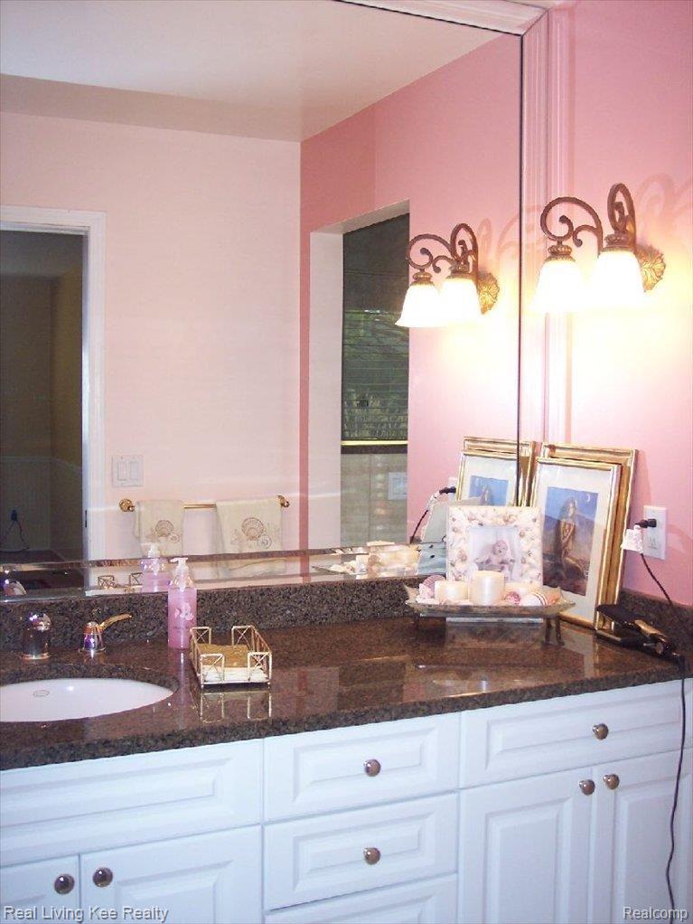 136 Coachlamp Road Rochester, MI 48306 - Photo 15 of 21 Master Bathroom