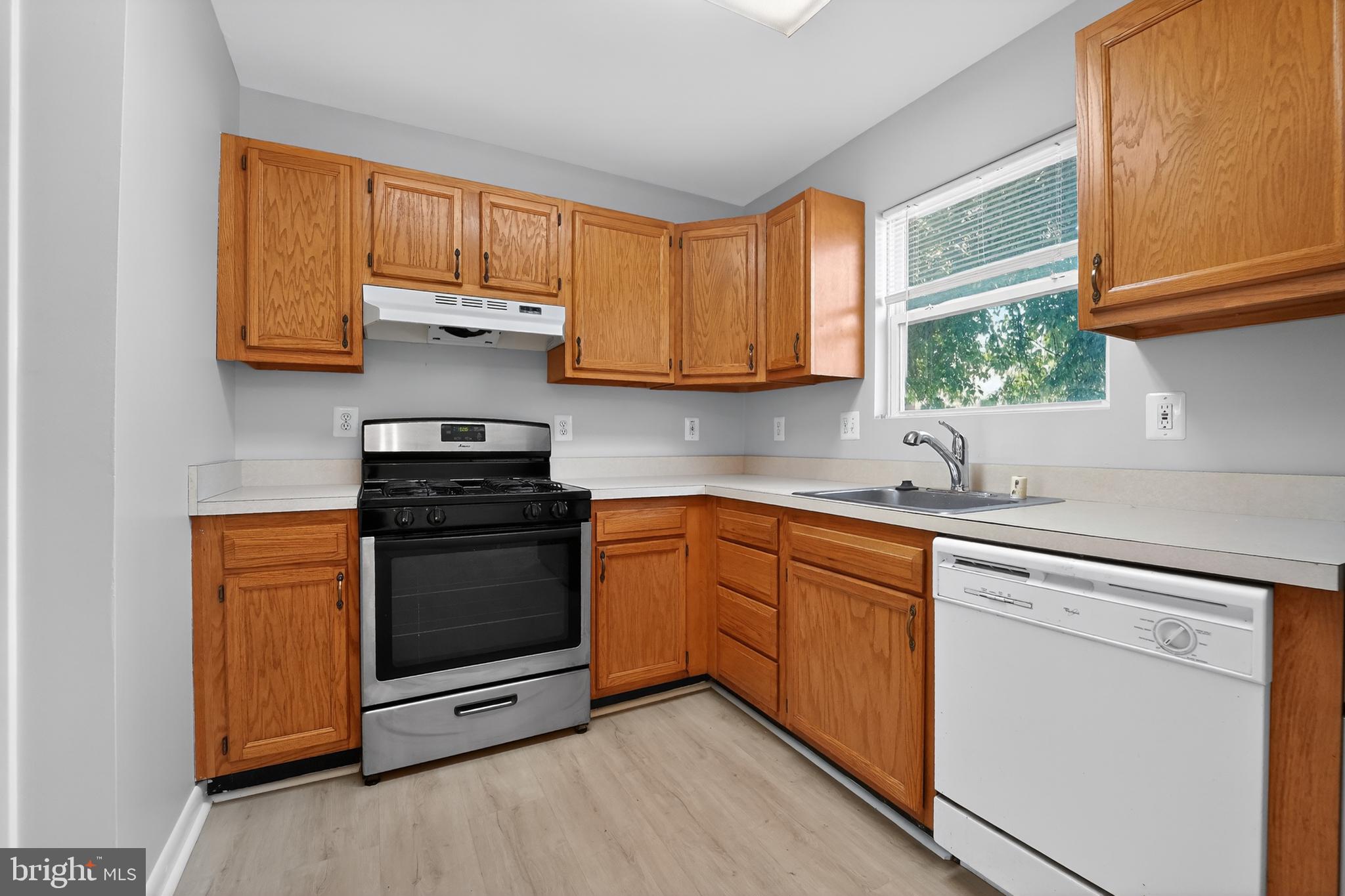 4630 Warren Tree Way Baltimore, MD 21229 - Photo 4 of 29