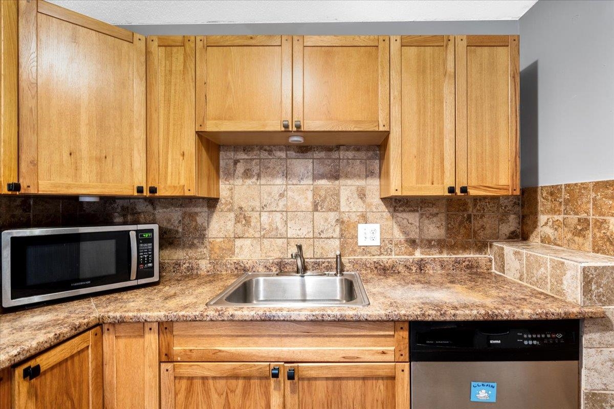 130 Mammoth Road, Unit 413 Hooksett, NH 03106 - Photo 13 of 31