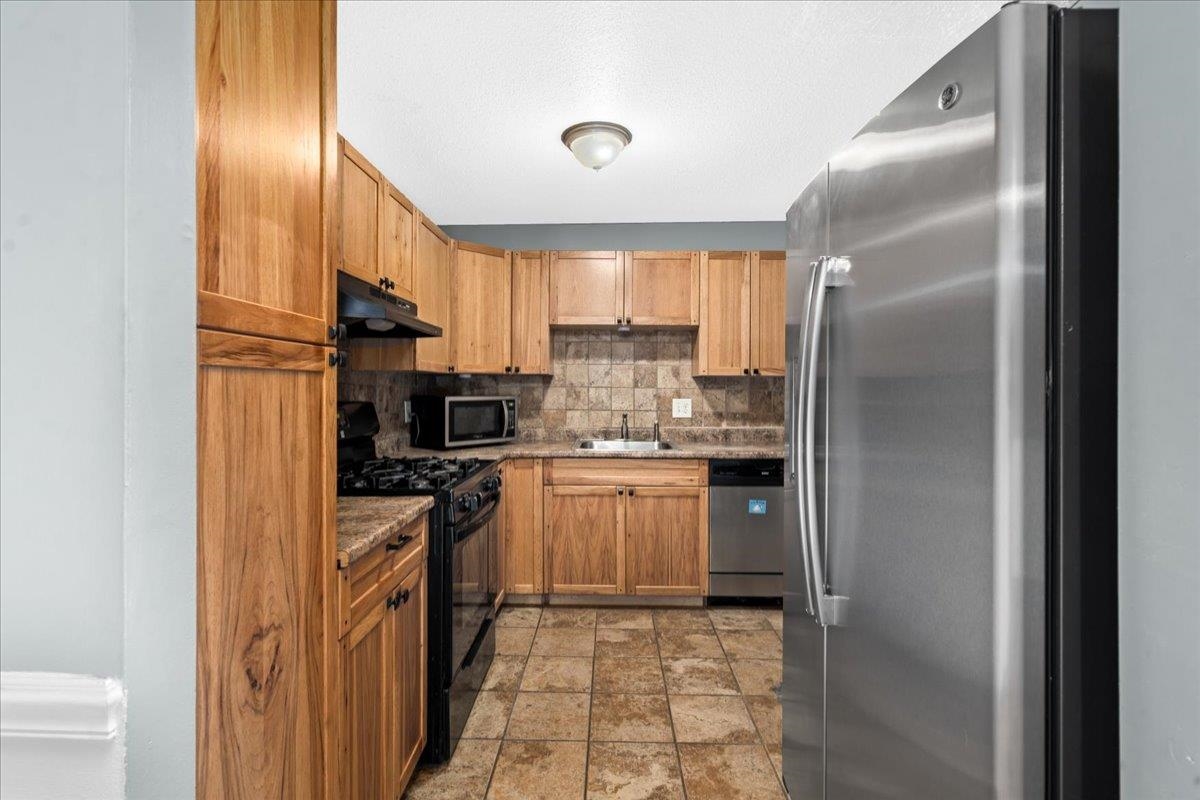 130 Mammoth Road, Unit 413 Hooksett, NH 03106 - Photo 15 of 31