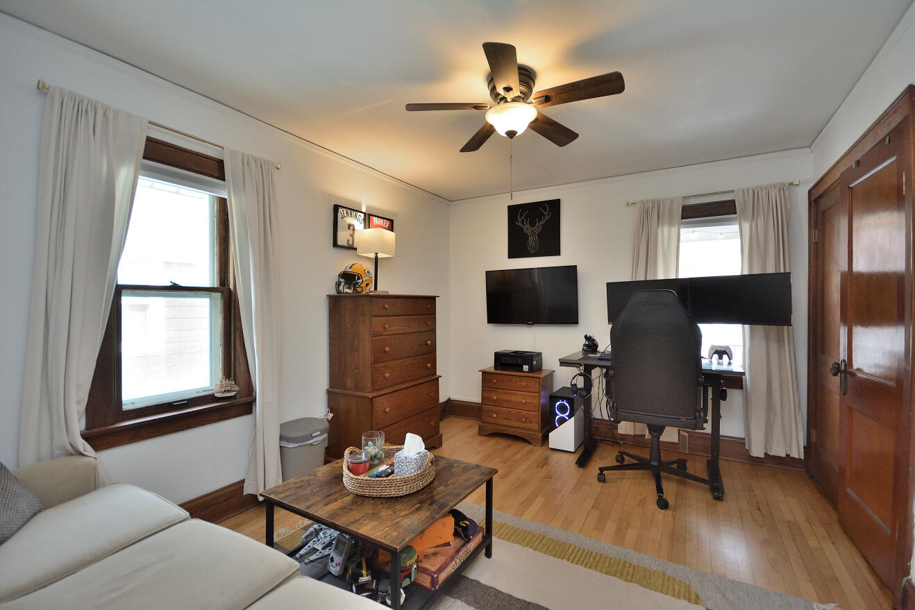 3316 North Cramer Street, Unit 3318 Milwaukee, WI 53211 - Photo 15 of 42 Upper Bedroom 3