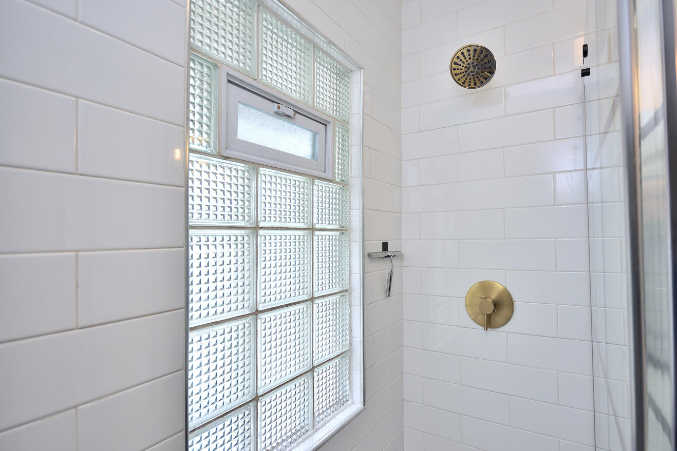 3316 North Cramer Street, Unit 3318 Milwaukee, WI 53211 - Photo 18 of 42 Upper Bath