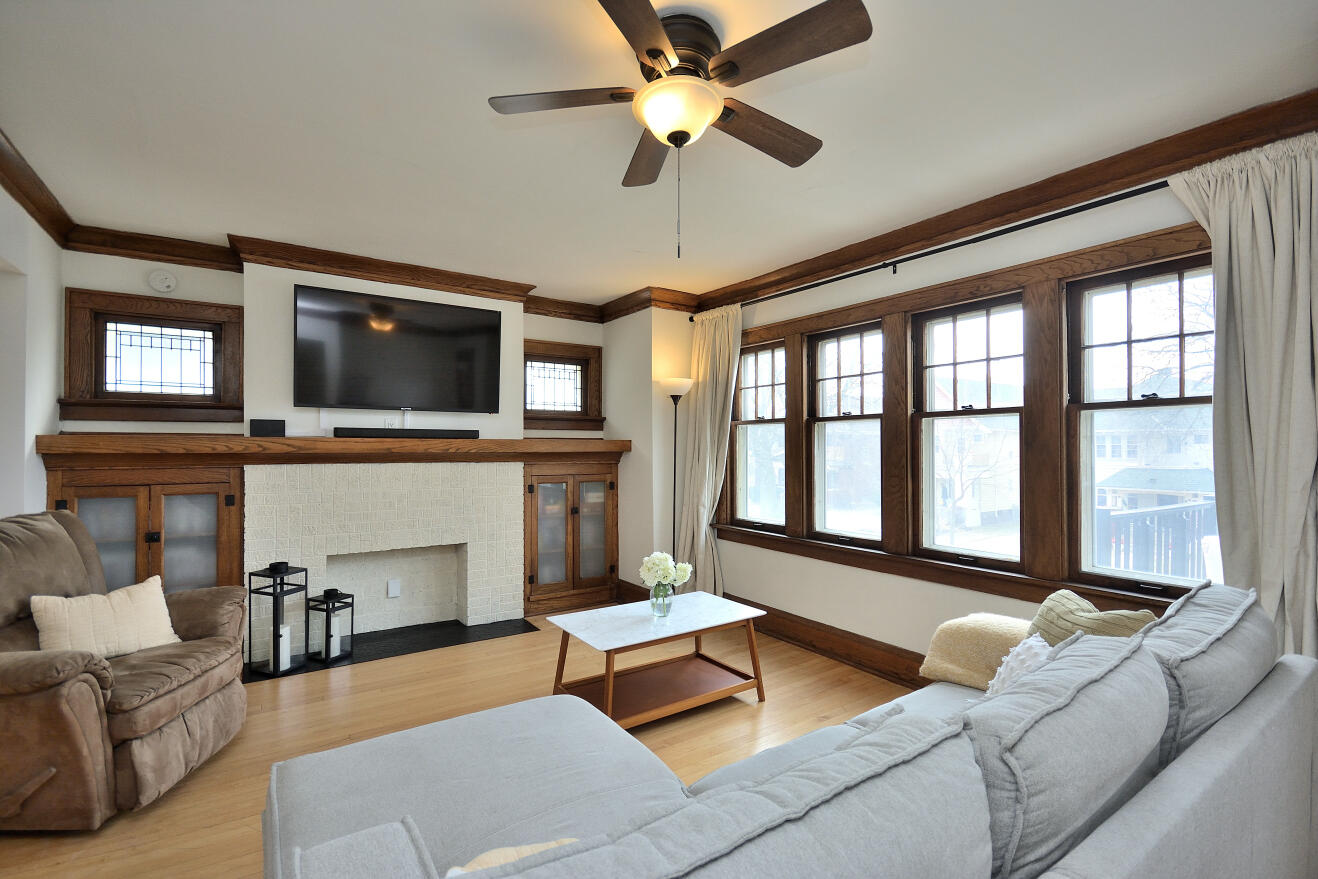 3316 North Cramer Street, Unit 3318 Milwaukee, WI 53211 - Photo 3 of 42 Upper Living Room