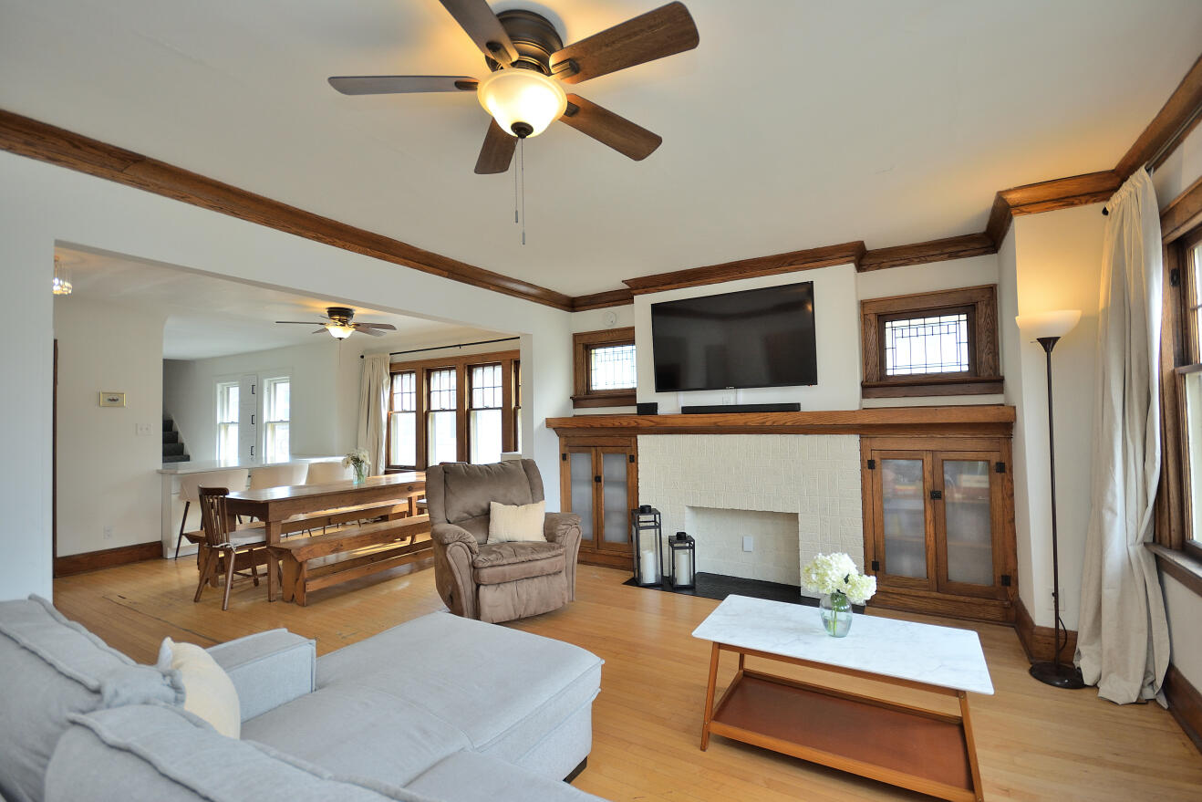 3316 North Cramer Street, Unit 3318 Milwaukee, WI 53211 - Photo 4 of 42 Upper Living Room