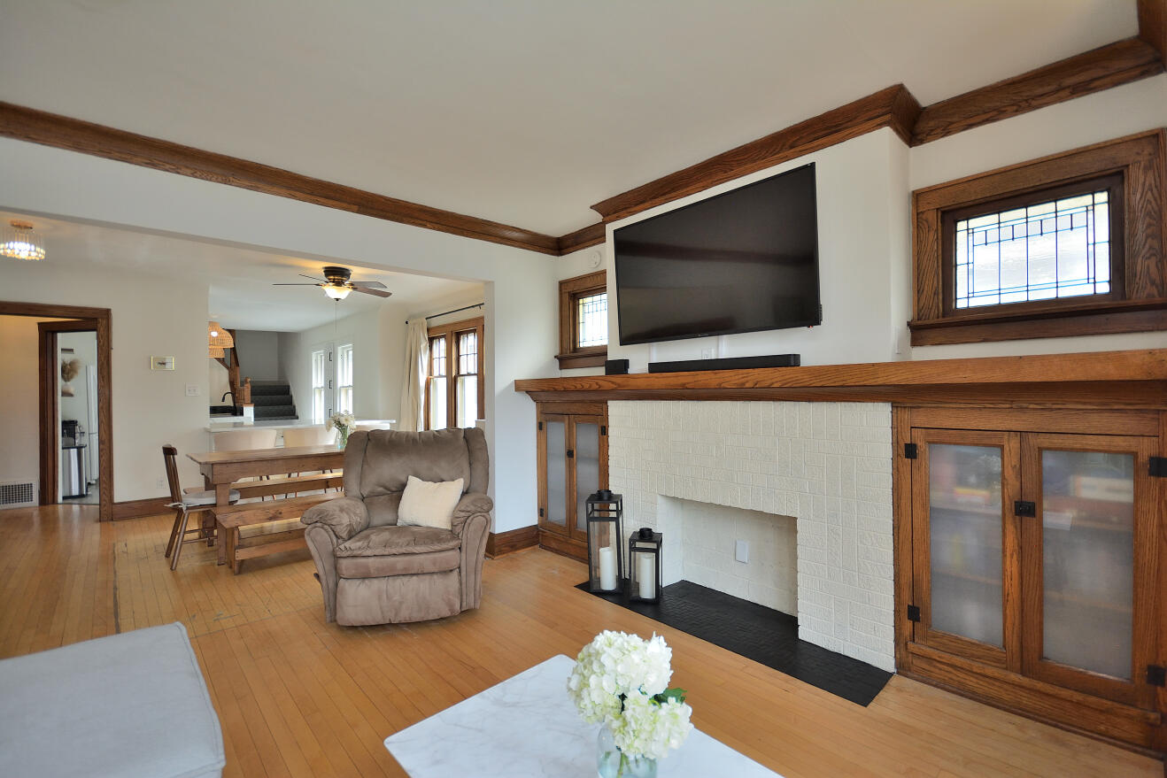 3316 North Cramer Street, Unit 3318 Milwaukee, WI 53211 - Photo 7 of 42 Upper Living Room
