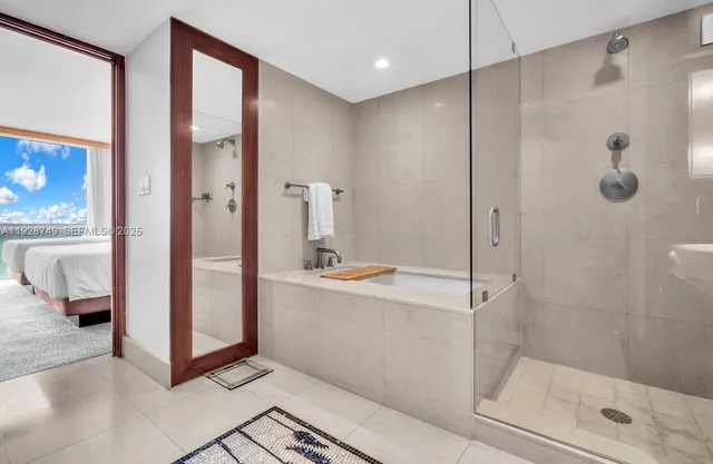 $5,500 | 6801 Collins Avenue, Unit 718, Miami Beach, FL 33141