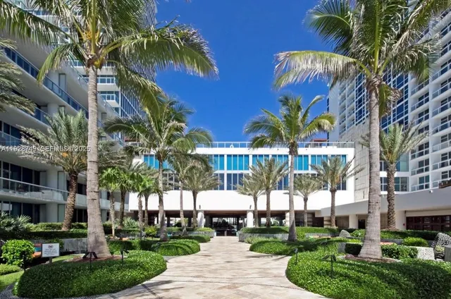 $5,500 | 6801 Collins Avenue, Unit 718, Miami Beach, FL 33141