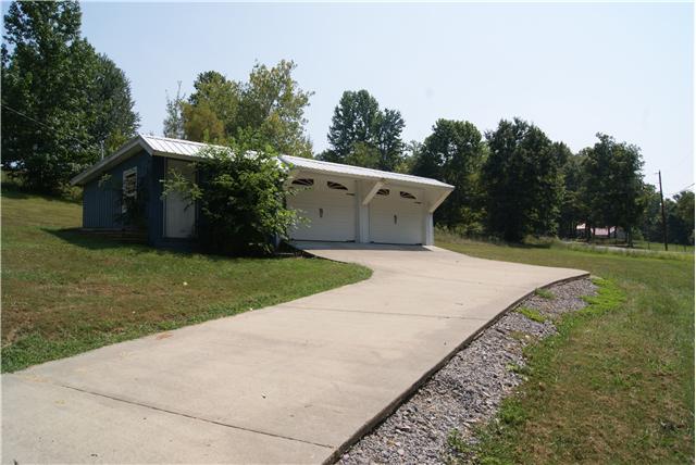 460 South Ray Road Portland, TN 37148 - Photo 3 of 20 2 car garage with workshop.