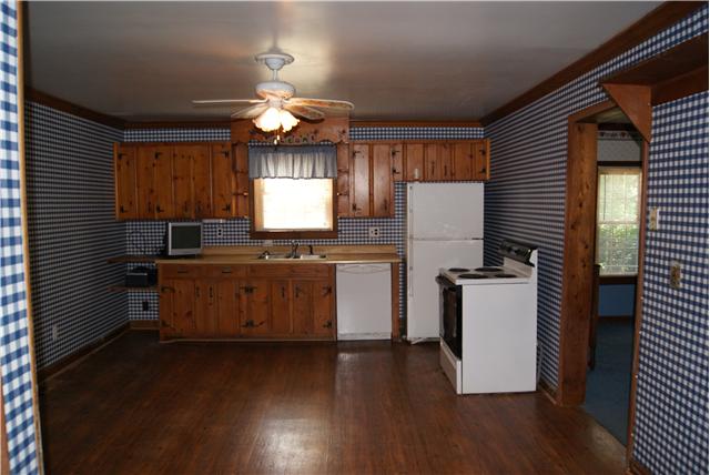 460 South Ray Road Portland, TN 37148 - Photo 4 of 20 Huge country kitchen.